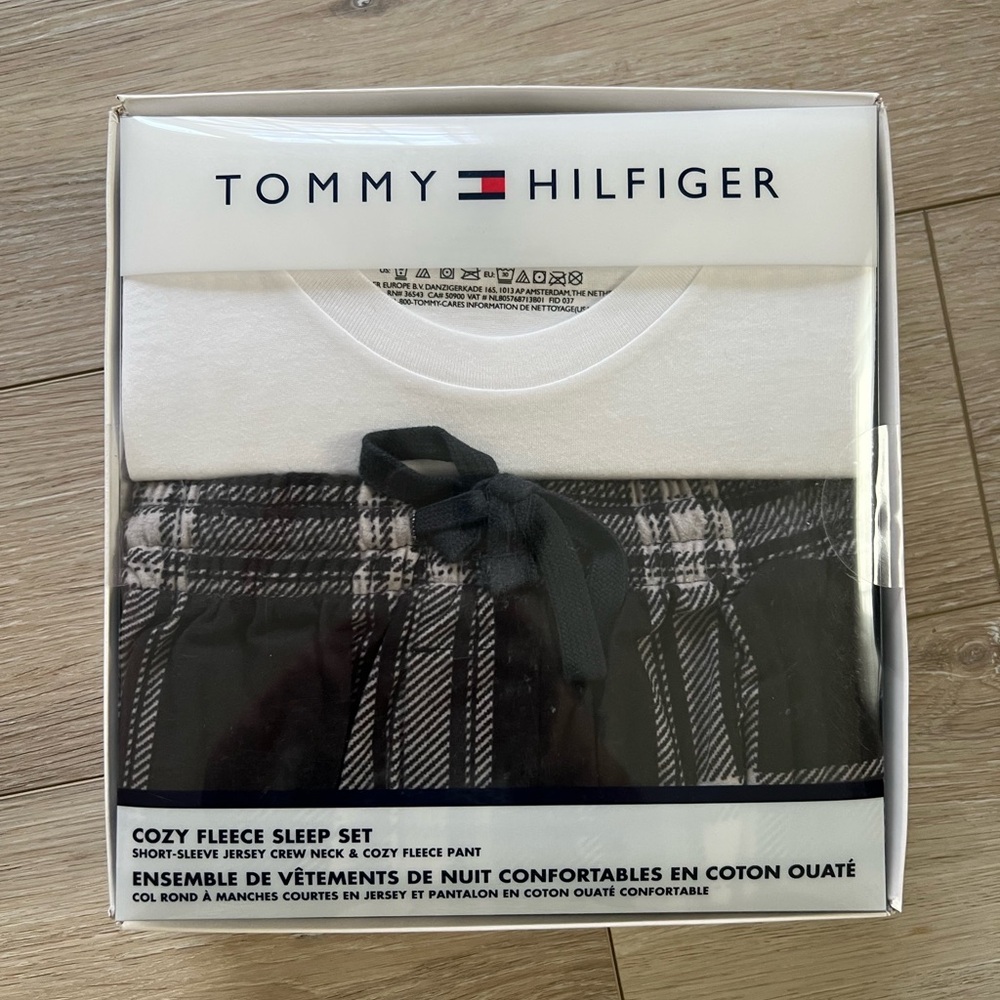 Tommy Hilfiger Cozy Fleece Sleep Set
$60.00